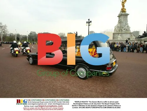 The Queen Mum's coffin driven to St James's Palace