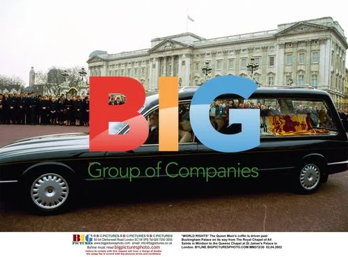 Queen Mum's coffin driven past Buckingham Palace