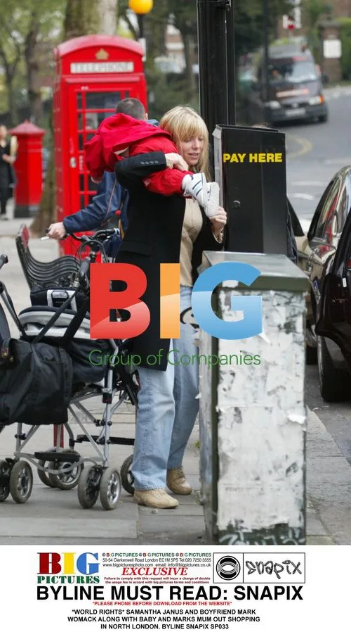 Samantha Janus and family out shopping