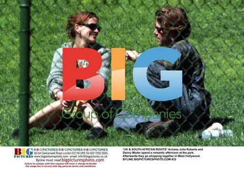 Julia Roberts and Danny Moder at the park