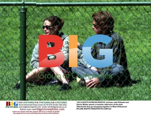 Julia Roberts and Danny Moder's Romantic Park Afternoon