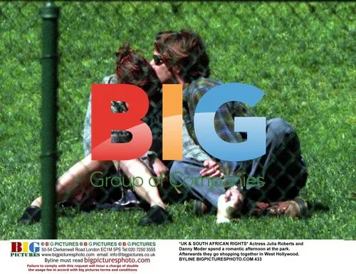 Julia Roberts and Danny Moder at the park