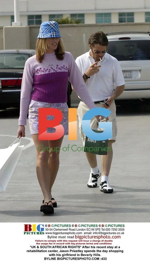 Jason Priestley shops with girlfriend in Beverly Hills