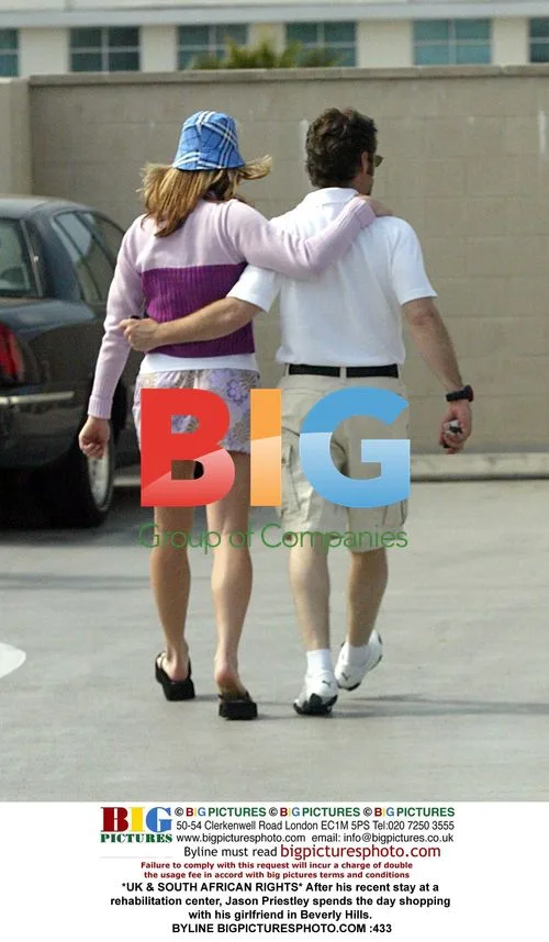 Jason Priestley shops with girlfriend in Beverly Hills