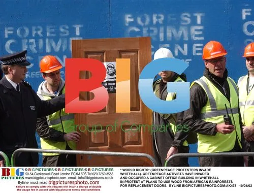 Greenpeace Activists Occupy Cabinet Office