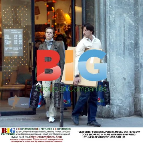 Eva Herigova goes shopping in Paris with boyfriend