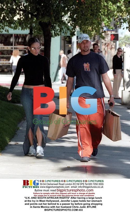 Jennifer Lopez points out stomach after lunch