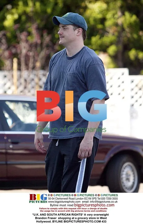 Overweight Brandon Fraser at grocery store
