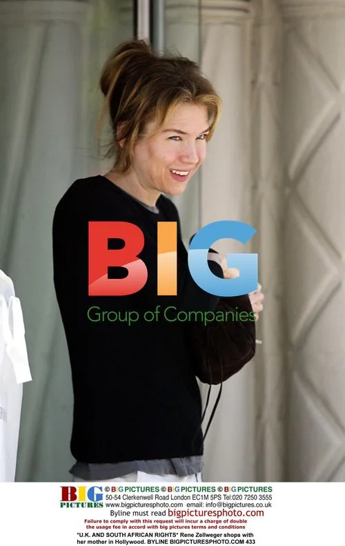 Rene Zellweger Shopping with Mother in Hollywood