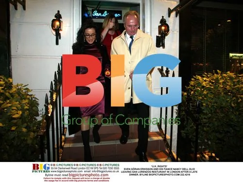 Sven Gran Eriksson and Nancy Dell Olio leave restaurant