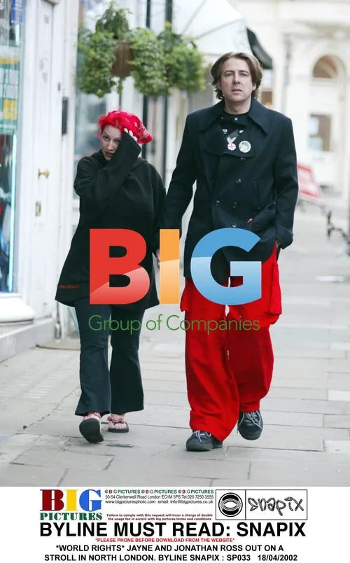 JAYNE AND JONATHAN ROSS STROLL IN LONDON