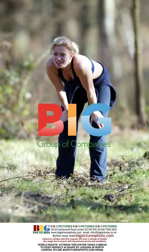 ACTRESS TERI DWYER JOGGING IN NORTH LONDON