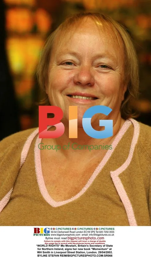 Mo Mowlam signs book "Momentum"