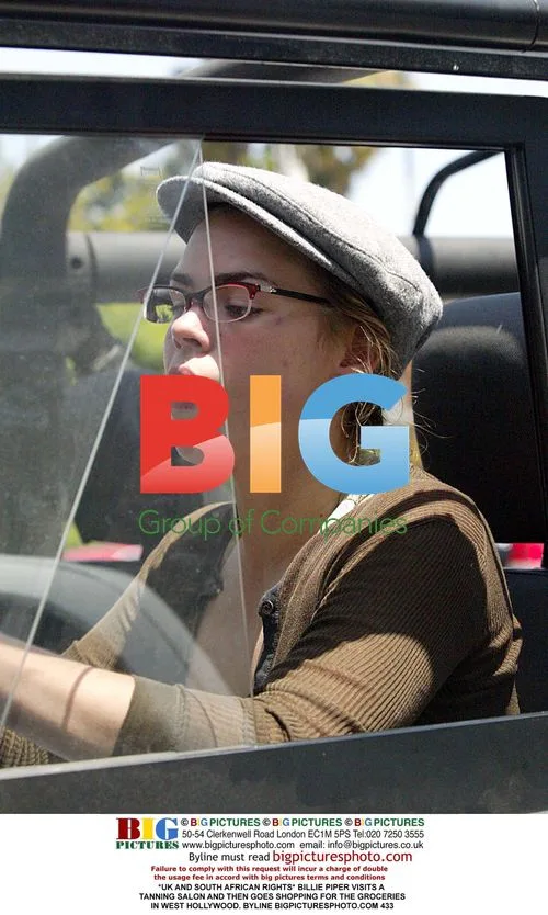 Billie Piper visits tanning salon, goes shopping