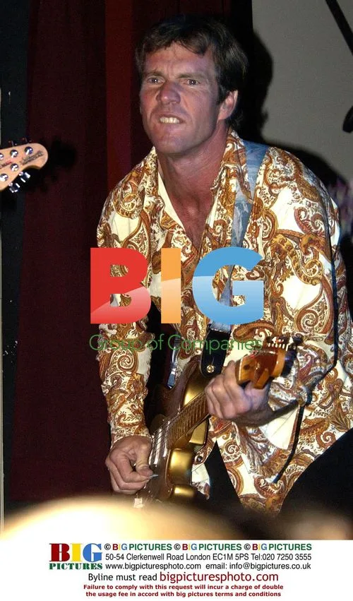 Dennis Quaid performs with band at BB King Grill
