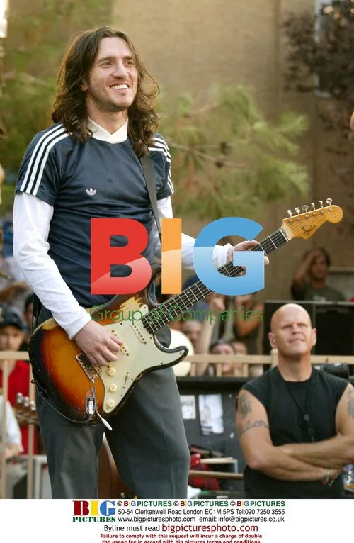 Red Hot Chili Peppers perform at VH1 contest