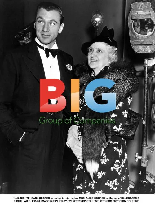 Gary Cooper visited by mother on 'Bluebeard's Eighth Wife' set