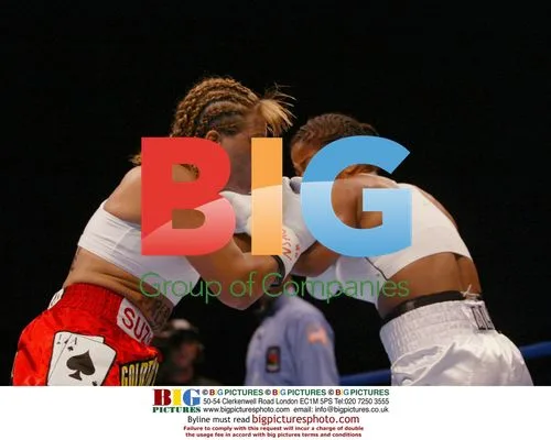 Laila Ali defeats Suzy Taylor for women's title