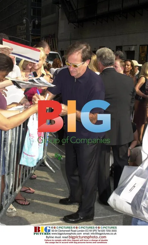 Robin Williams signs autographs in NYC