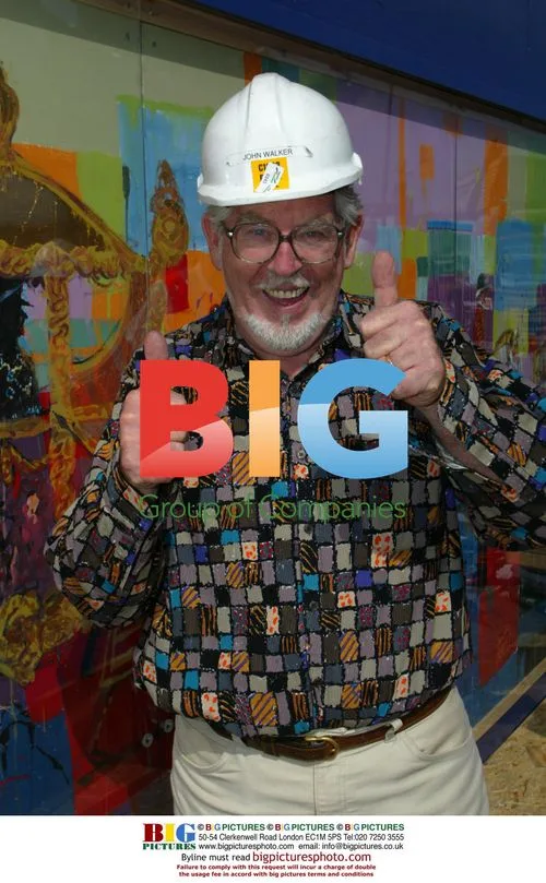 Rolf Harris Unveils Mural Tribute to Gustav Kimt