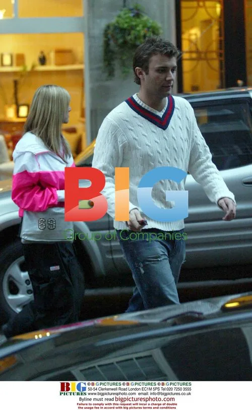 Robbie Williams' ex-bandmate Jonathan Wilkes shopping