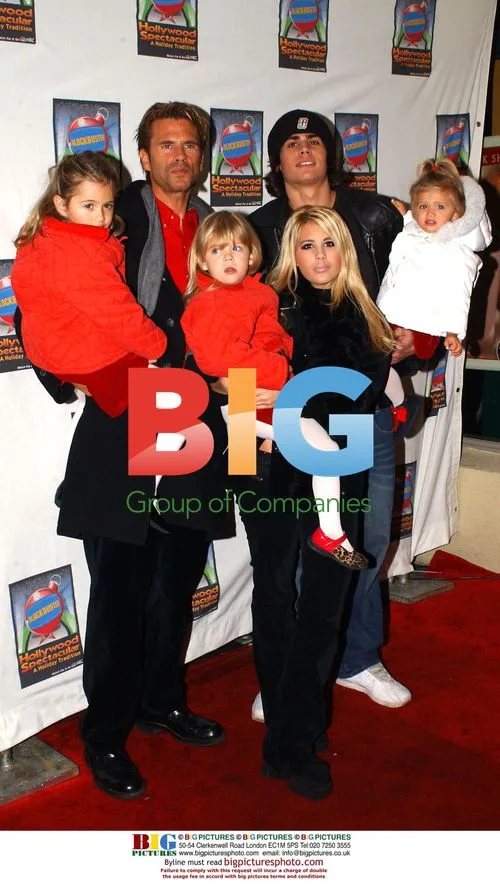 Lorenzo Lamas and family at 2002 Blockbuster Hollywood Spectacular