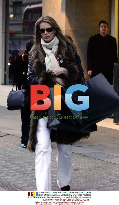 Elle Macpherson Shopping in London