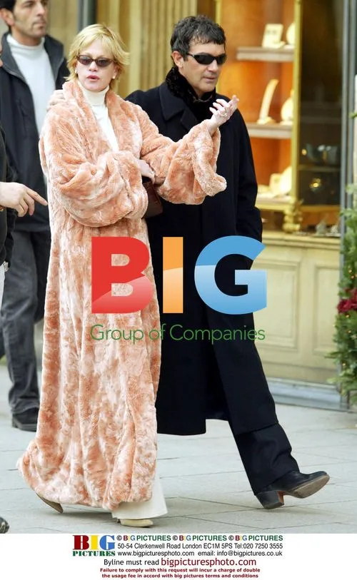 ANTONIO BANDERAS AND MELANIE GRIFFITH CHRISTMAS SHOPPING IN PARIS