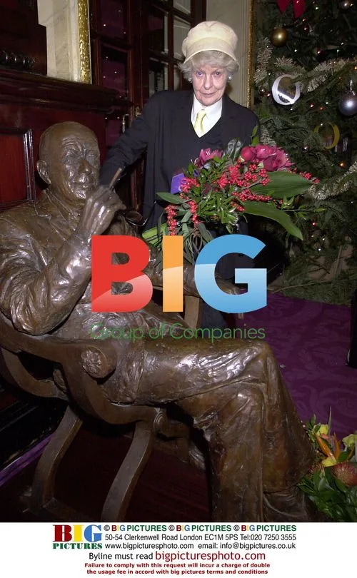 Elaine Stritch Lays Flowers at Noel Coward Statue