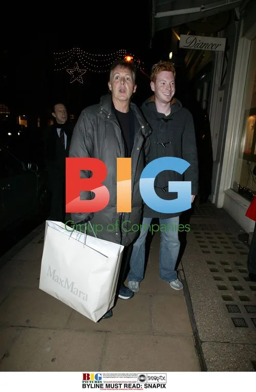 Paul McCartney and Heather Mills Go Christmas Shopping