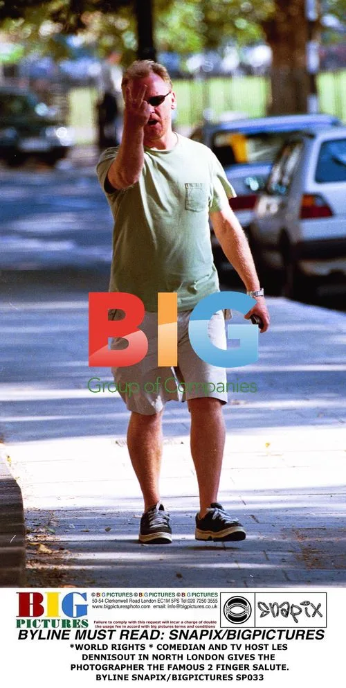 Les Dennis Gives Photographer 2-Finger Salute