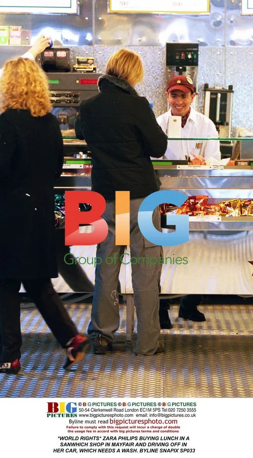 Zara Philips Buys Lunch in Mayfair