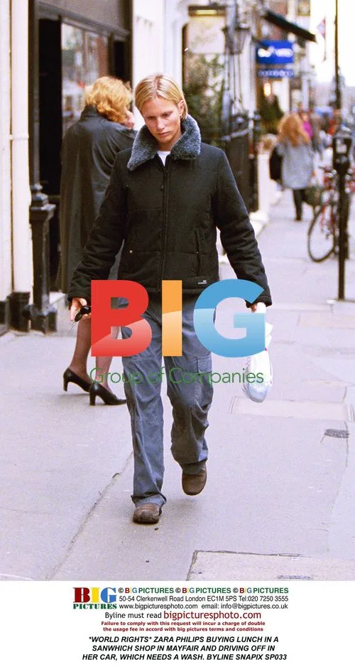 Zara Philips Buys Lunch in Mayfair