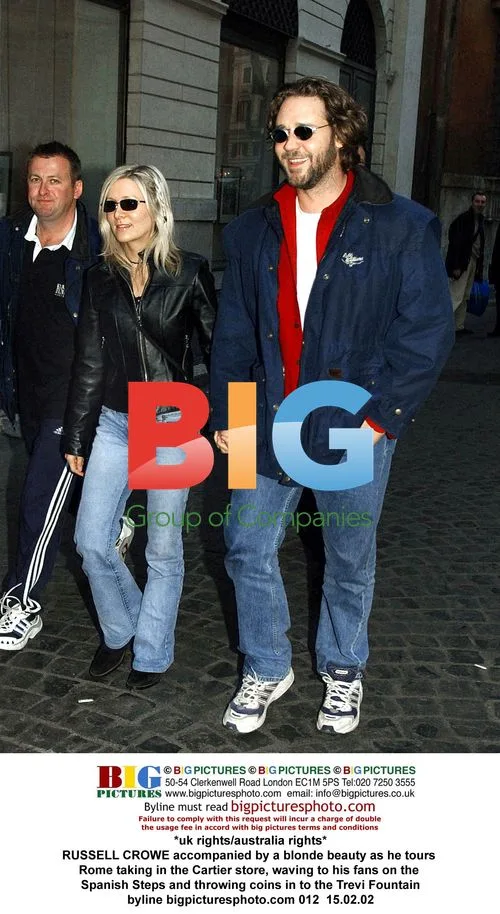 Russell Crowe tours Rome sites with blonde