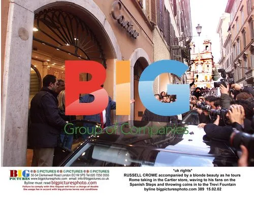 Russell Crowe Tours Rome Landmarks