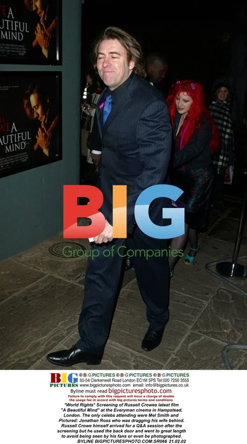 Russell Crowe avoids fans at film screening