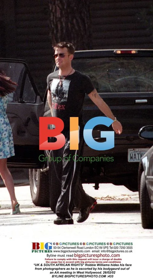 Robbie Williams escapes paparazzi