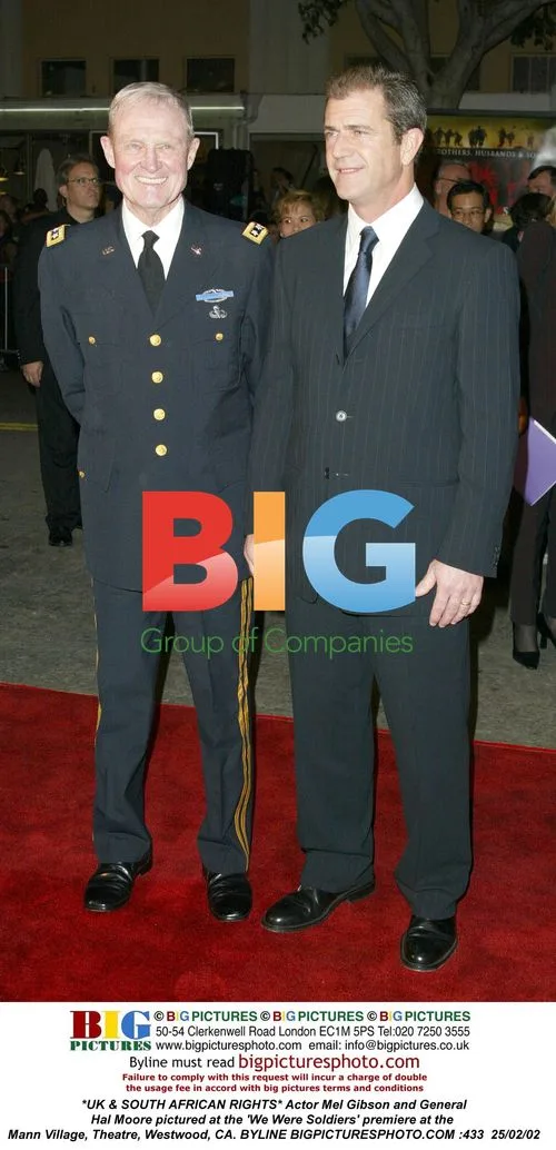 Mel Gibson and General Hal Moore at 'We Were Soldiers' premiere