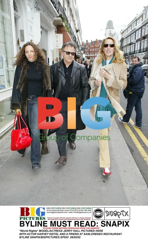 Jerry Hall with Harvey Keitel at restaurant
