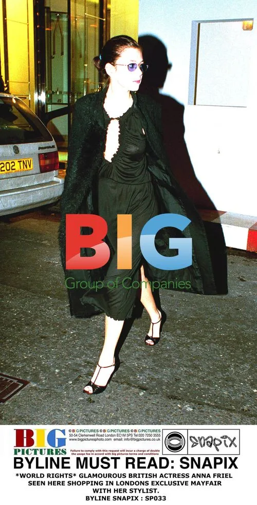 Anna Friel Shopping in Mayfair