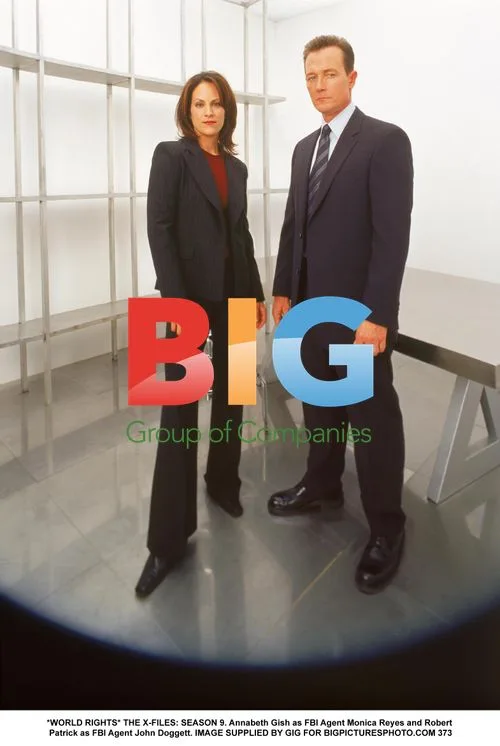 Annabeth Gish & Robert Patrick in THE X-FILES: SEASON 9