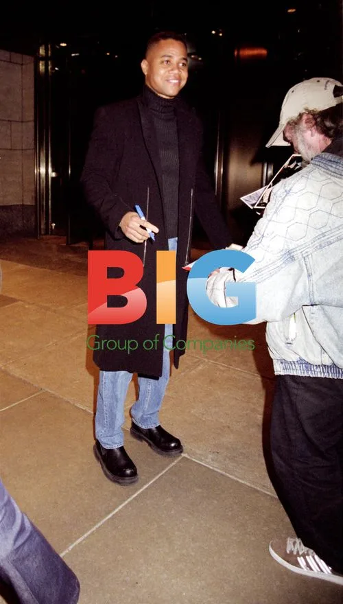 Cuba Gooding Jr. Signs Autograph