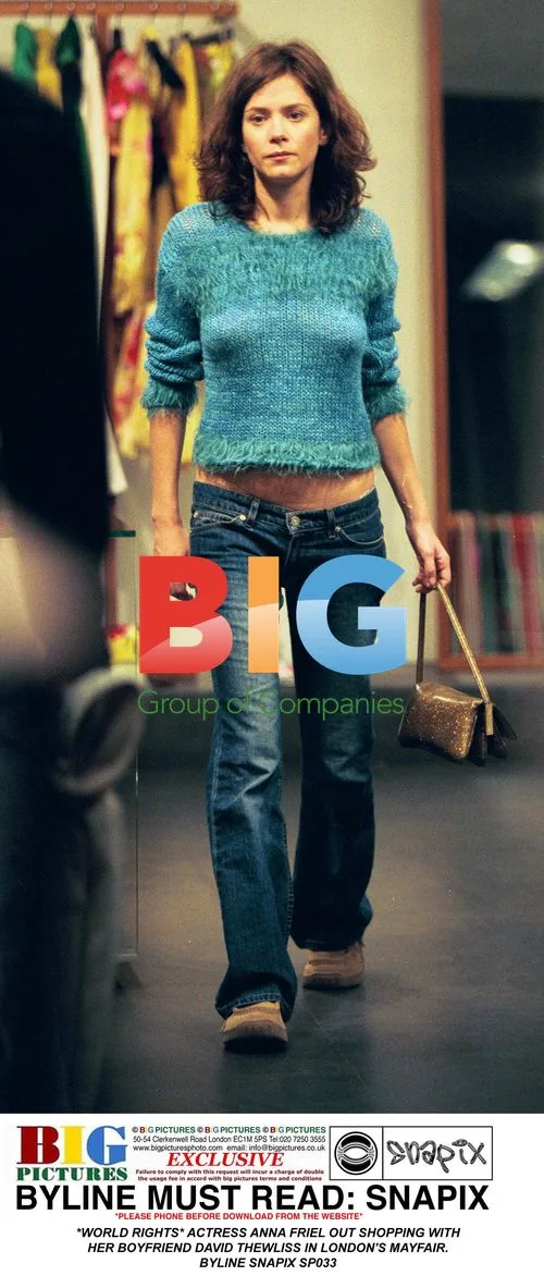 Anna Friel shopping with boyfriend