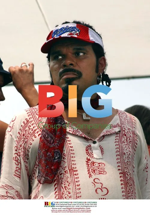 Luis Guzman on "Anger Management" movie set