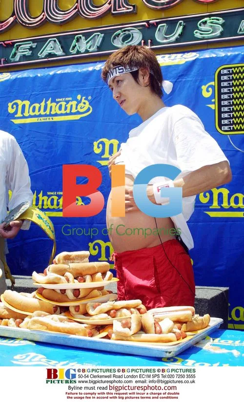 Takeru Kobayashi wins 2002 Nathan's Hot Dog Eating Contest