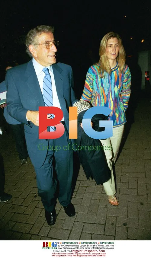 Tony Bennett out with daughter in London