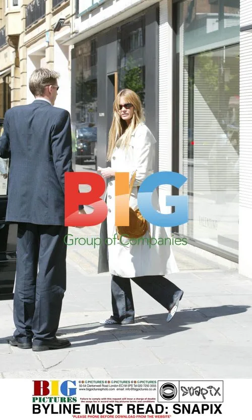 ELLE MACPHERSON Shopping in Knightsbridge