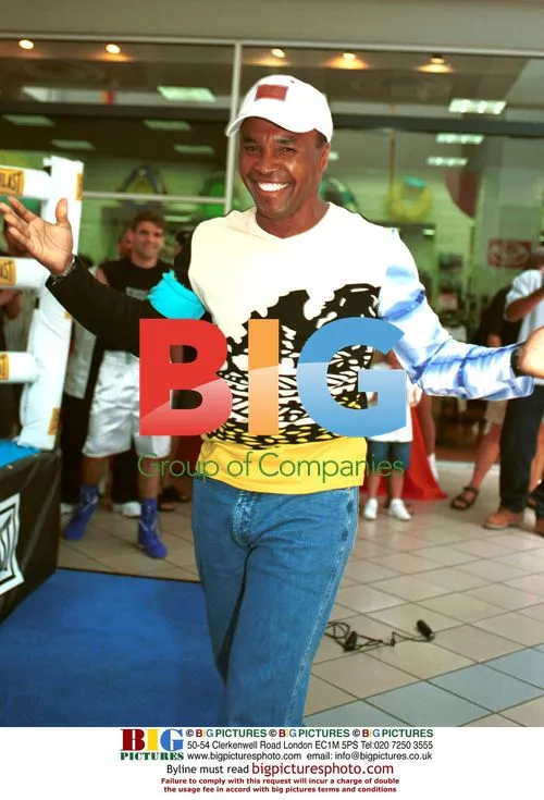 Sugar Ray Leonard Greets Fans