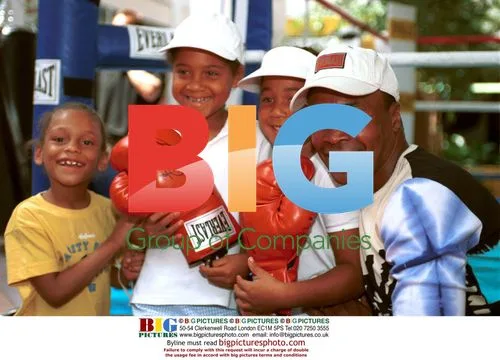 Sugar Ray Leonard poses with young fans
