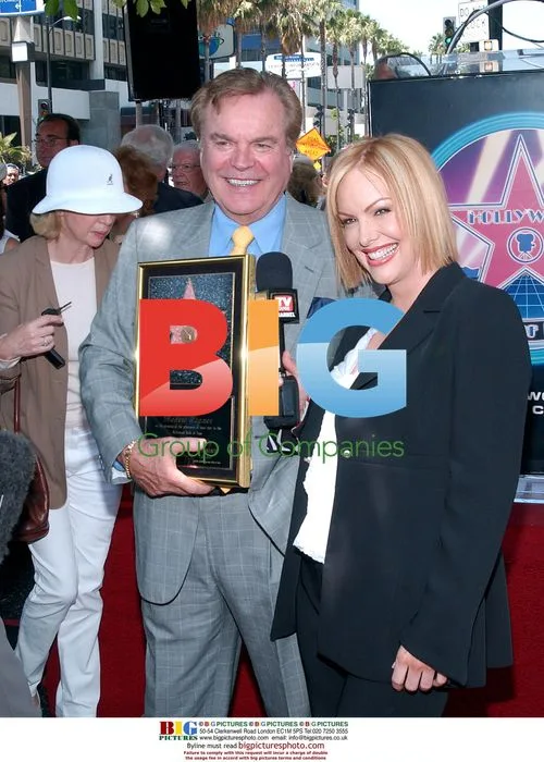 Robert Wagner receives star, kiss from daughter